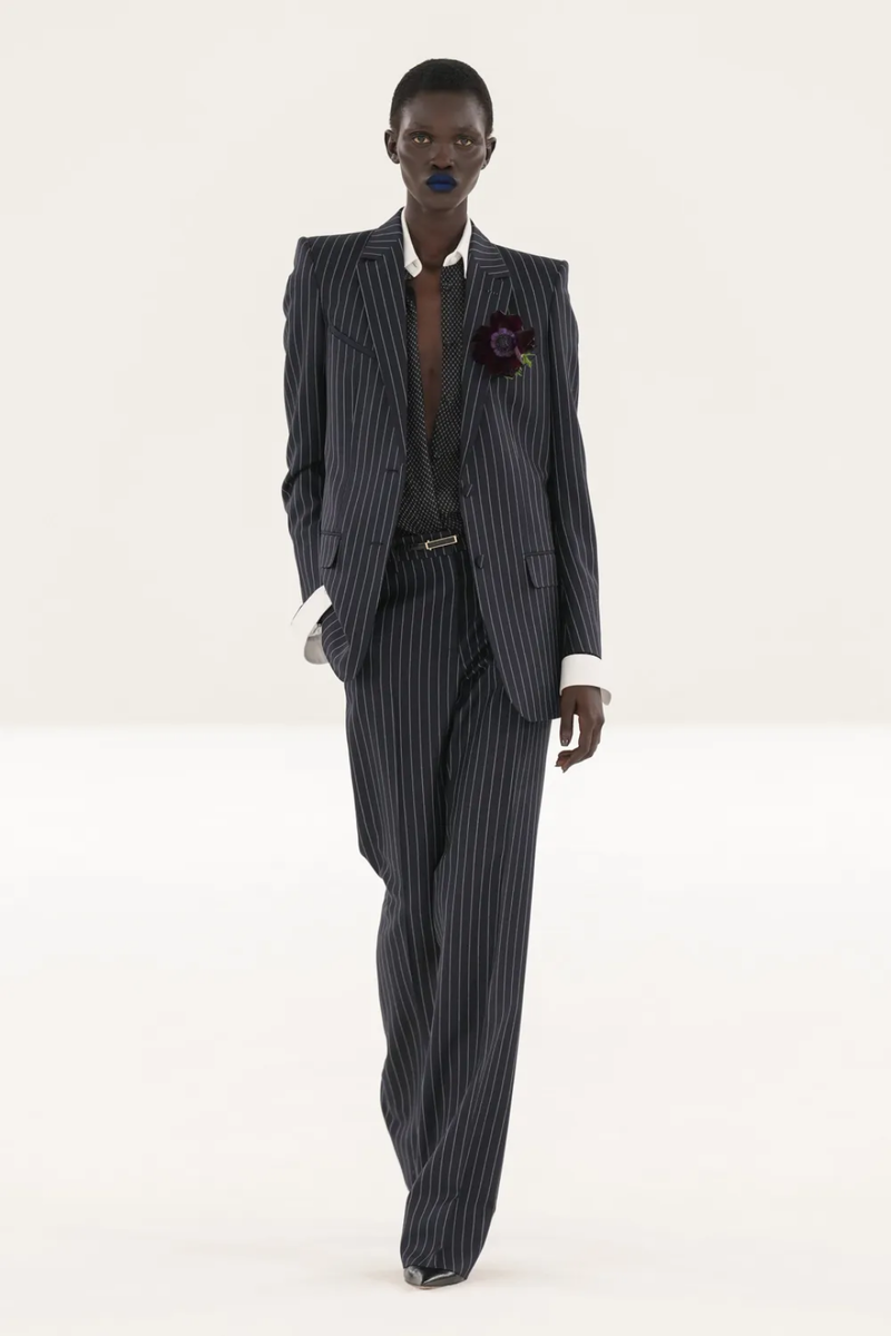    Это комбо: пинстрайп-смокинг + polka dot рубашка + фиолетовая суккуб-помада Фото: Архивы пресс-служб