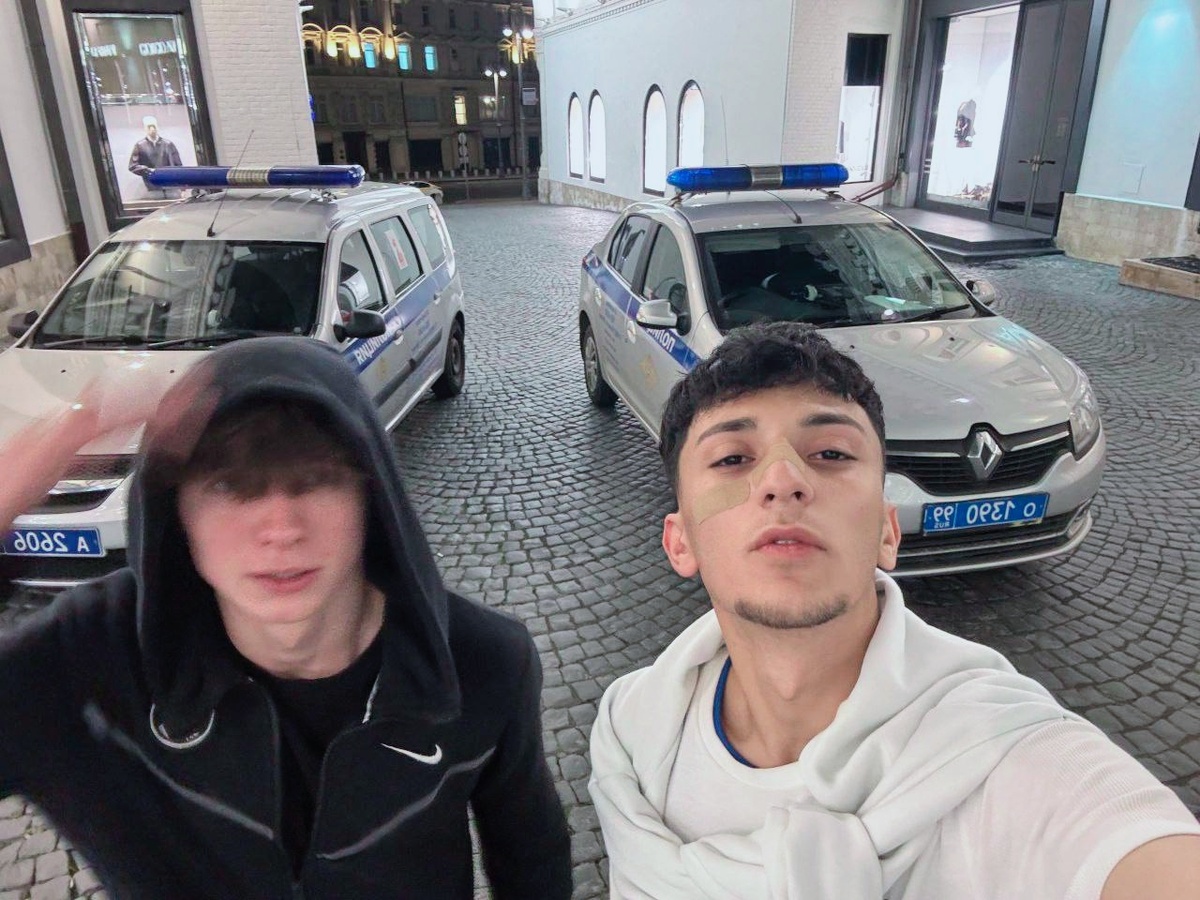 Из открытых источников. «Ромео» справа.