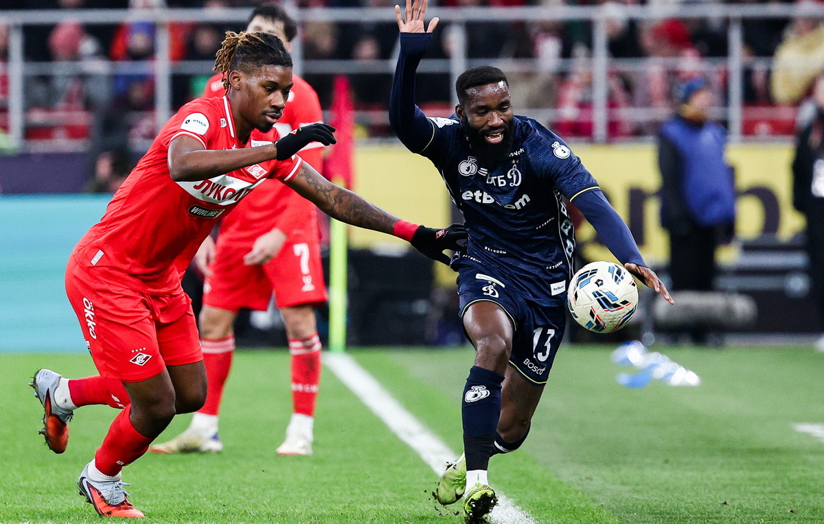    Кристофер Ву ("Спартак") и Муми Нгамале ("Динамо")  Александр Щербак/ТАСС