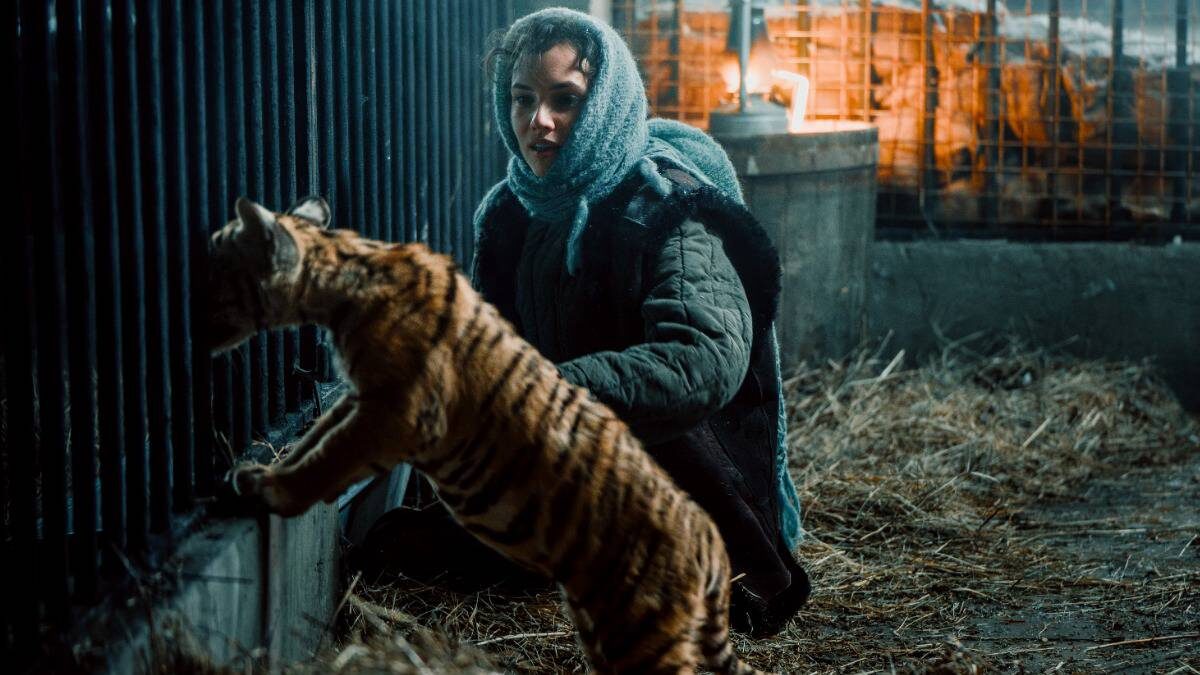    Фото со съемок фильма «Красавица», в кадре актриса Стася Милославская, которая сыграла роль Анны, чей образ вдохновлен дрессировщицей Тамарой Рукавишниковой / Фото: Кинокомпания «Вольга»