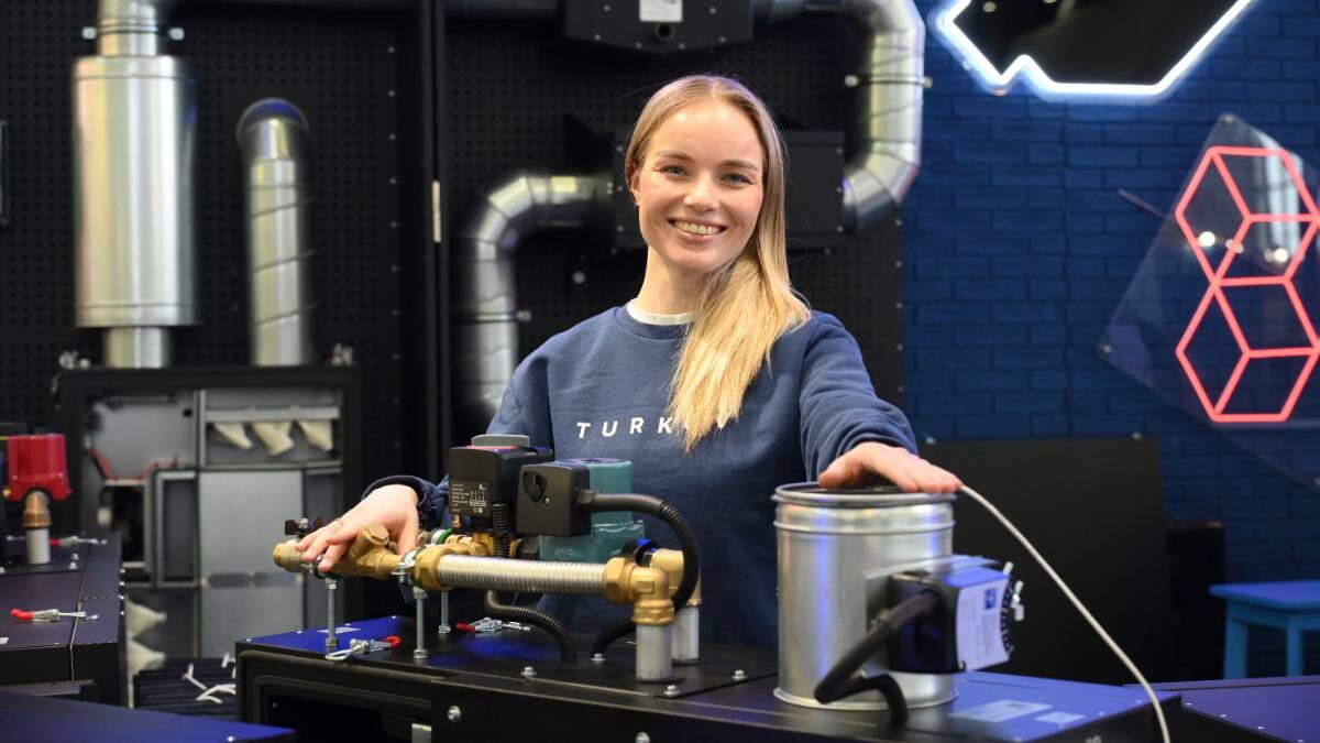    Инженер по подбору оборудования столичного производителя вентиляционных систем София Лаврова демонстрирует устройство подачи чистого воздуха на Российской строительной неделе в «Тимирязев Центре» / Фото: Пелагия Замятина / Вечерняя Москва