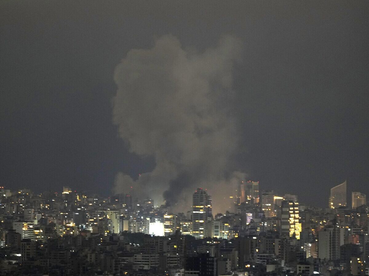    Дым на месте израильского авиаудара по Бейруту, Ливан | © AP Photo / Hassan Ammar