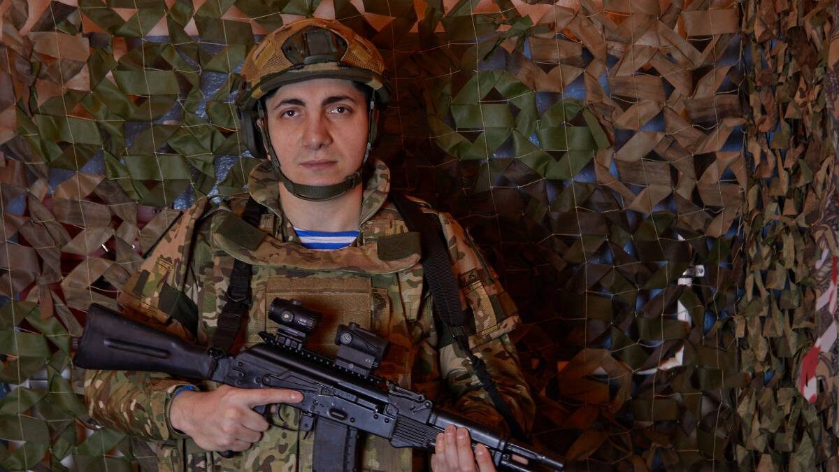    Старший ординатор отделения анестезиологии и реанимации 39-го отдельного гвардейского медицинского отряда, офицер ВДВ Али Мурадалиев на учениях отрабатывает навыки обращения с оружием, чтобы быть готовым к любому варианту развития событий на передовой / Фото: Марат Чернышов