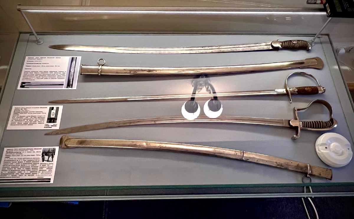 Посередине: Шпага немецкая полицейская парадная обр.1918г. Вверху и внизу: Сабля саксонская (Немецкая) офицерская. Вторая половина XIXв. - 1918г. 