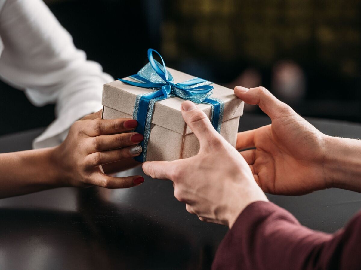    Вручение подарка | © Depositphotos.com / ArturVerkhovetskiy