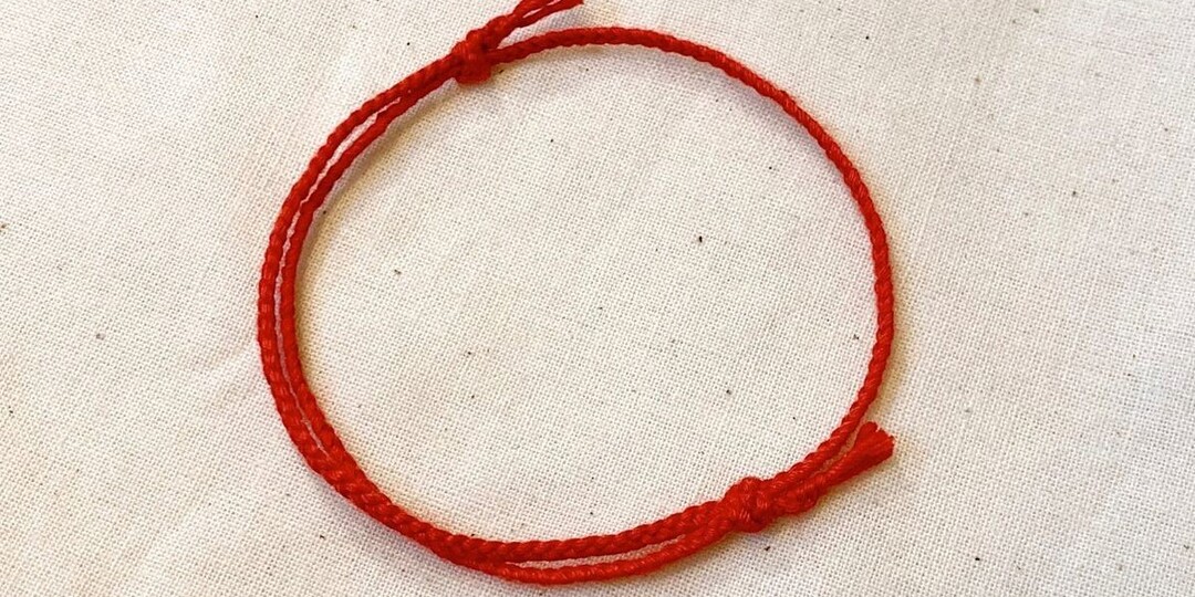 Красная нить на запястье: как завязать и зачем носить