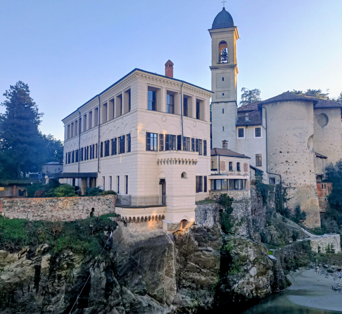 Ivrea. Piemonte. Италия. Фото автора . Рядом с мостом Понте Веккьо , река Дора Балтеа,  Римская эпоха.