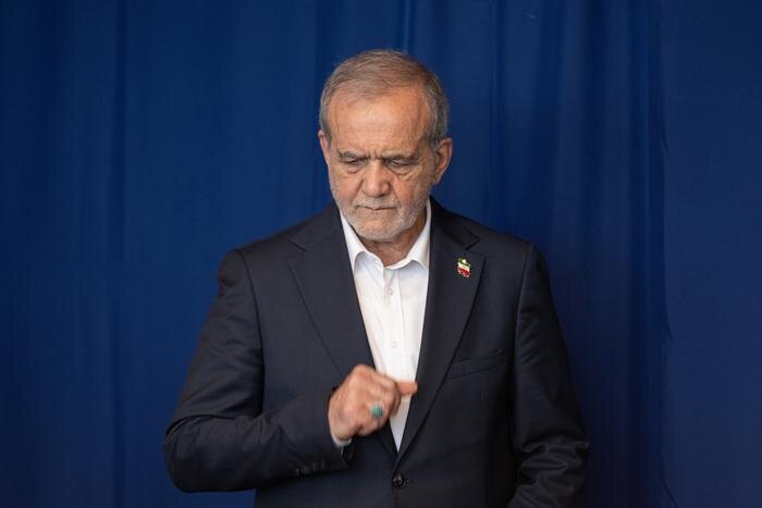 Масуд Пезешкиан. Обложка © Shutterstock / FOTODOM / noamgalai