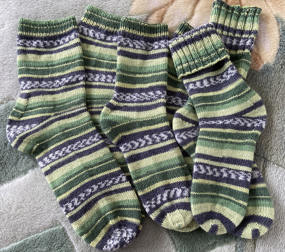 Из двух мотков АлизеСуперВош три пары