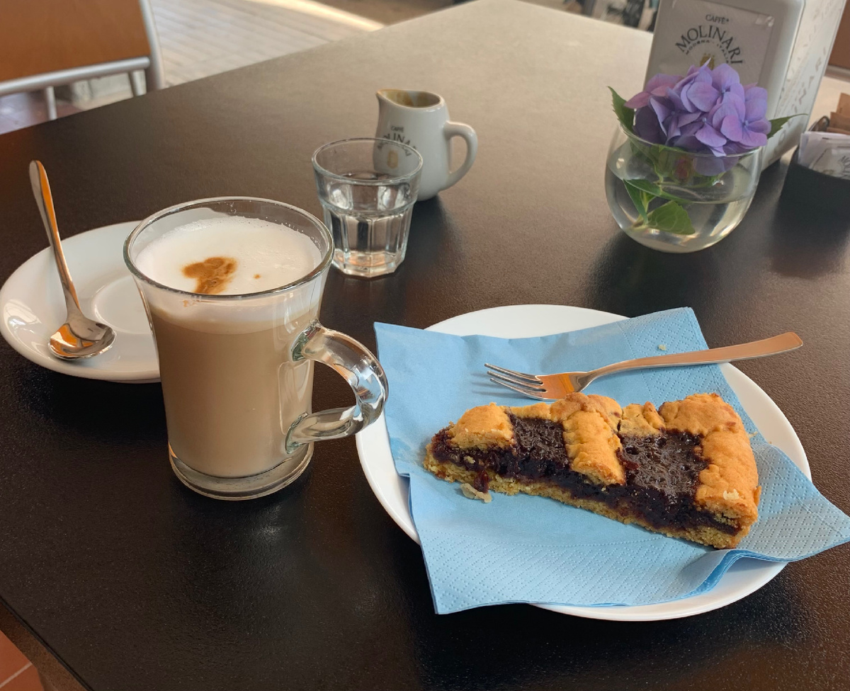 Латте макьято и торт кростата. 