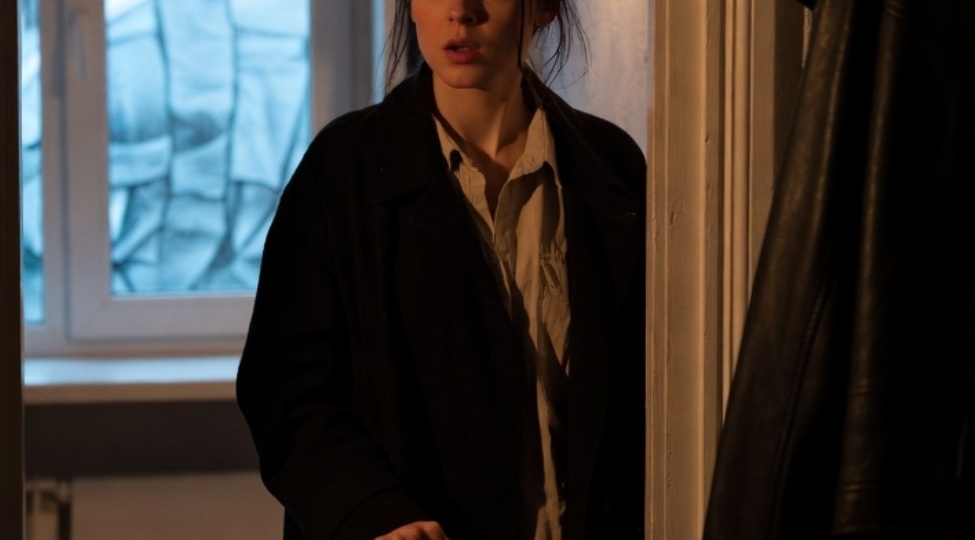 Вероника раньше времени приехала домой. Мужа нет уже второй день, позвонила ему, сказал что дома