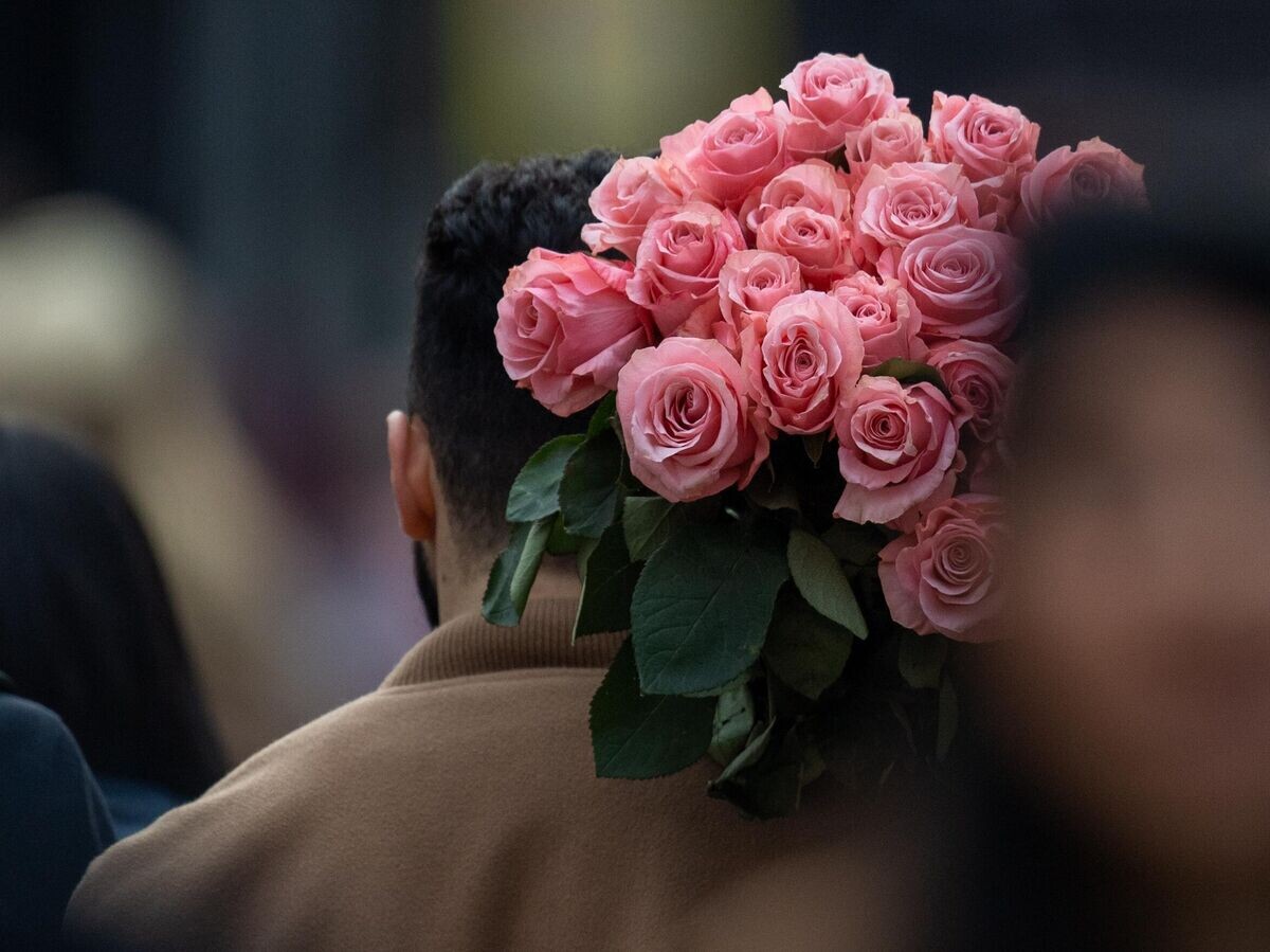    Мужчина с букетом цветов в международный женский день | © Sputnik / Арам Нерсесян