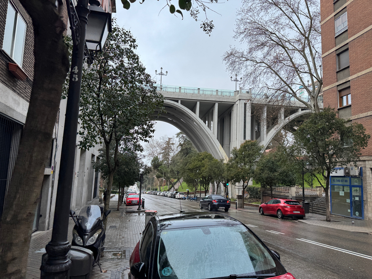 Улица Сеговия и проходящий над ней путепровод