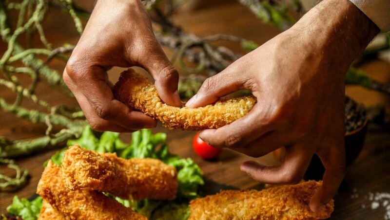    рыбные палочки с соусом без яиц и молока: рецепт для поста Фото: @stockking / ru.freepik.com