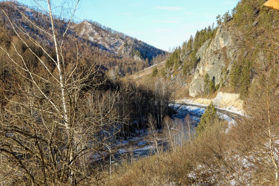    Участок Ануйского тракта в районе Денисовой пещеры. Ноябрь 2024 года. Источник: Виталий Барабаш