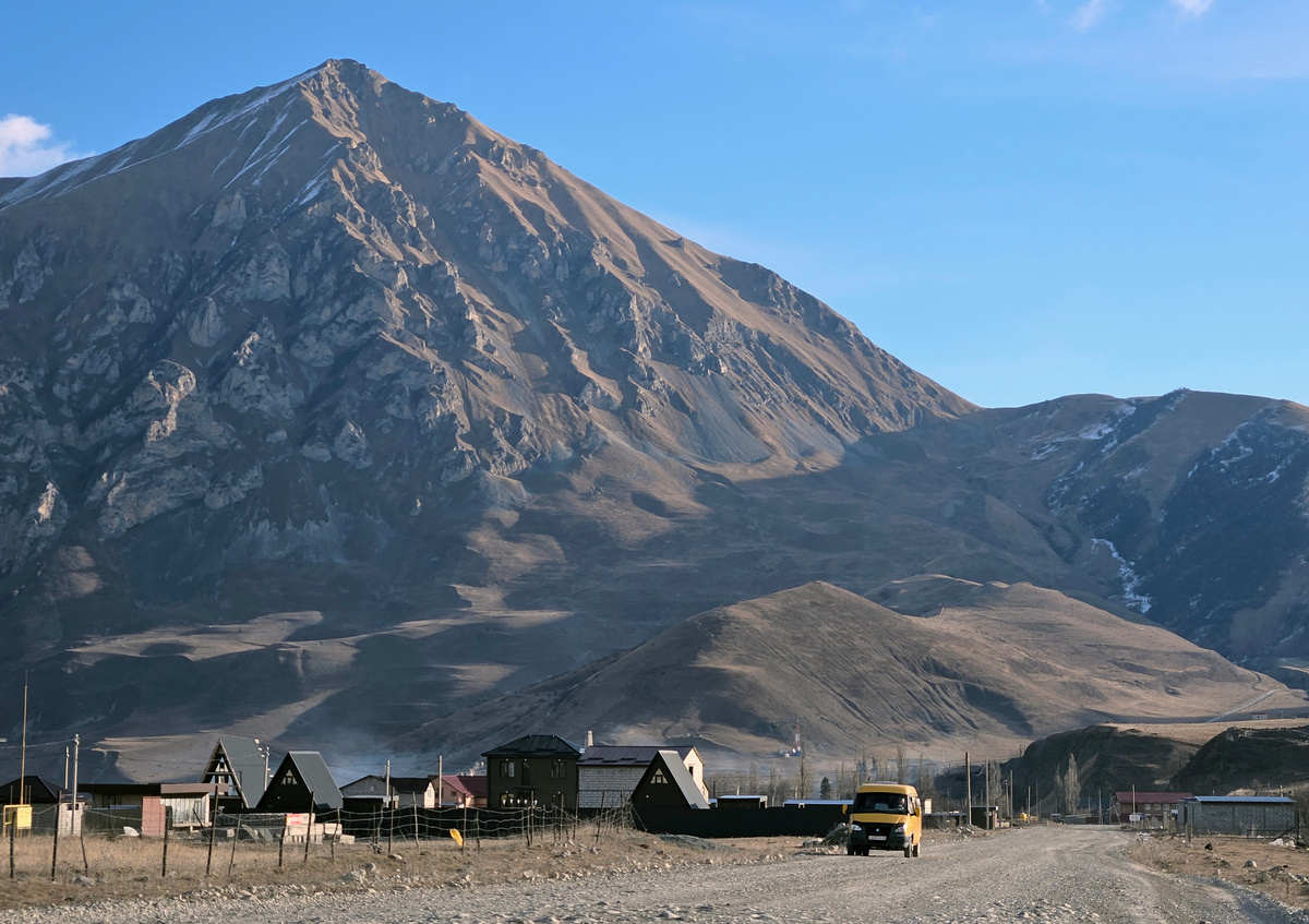 Грунтовая дорога между Фазикау и Даргавсом