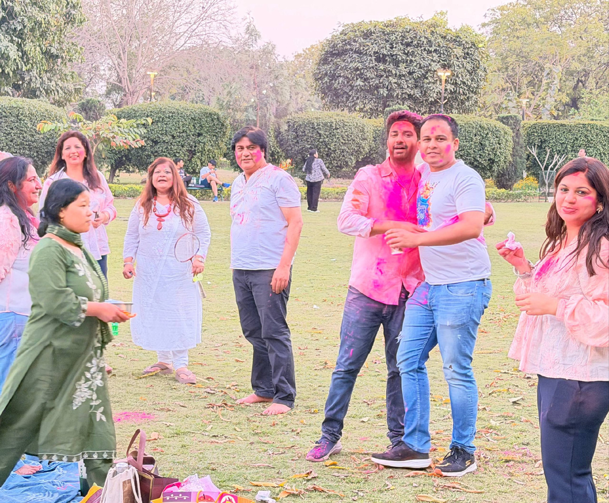 Люди раскрашивают друг друга, желая счастья и процветания. Чем больше на тебе красок, тем лучше у тебя друзья.