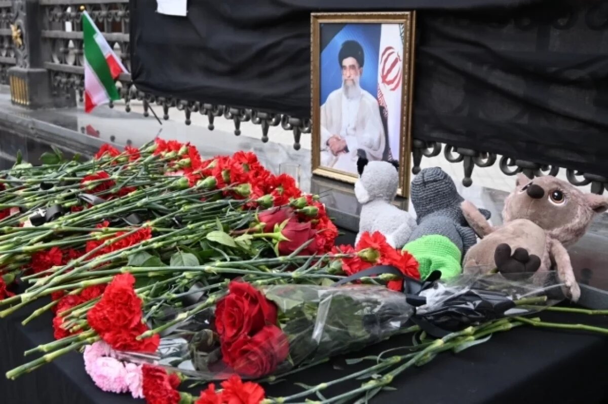    Астраханцы несут цветы к консульству Ирана после трагедии в Тегеране