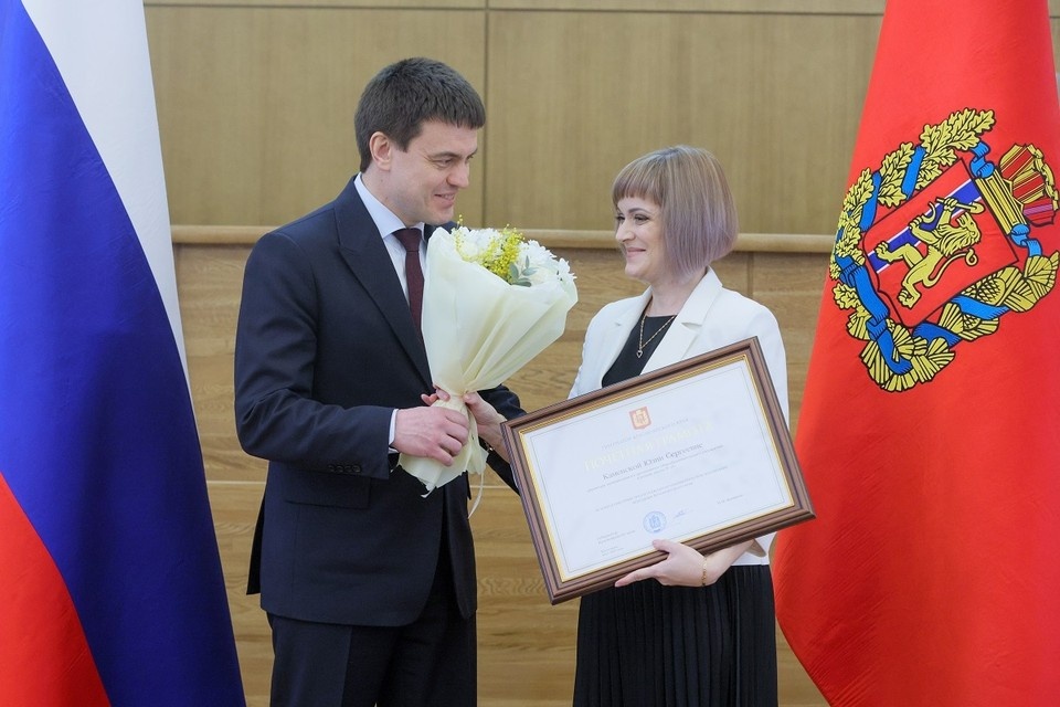   Губернатор края вручил жительницам региона государственные и краевые награды . Фото: Александр Черных