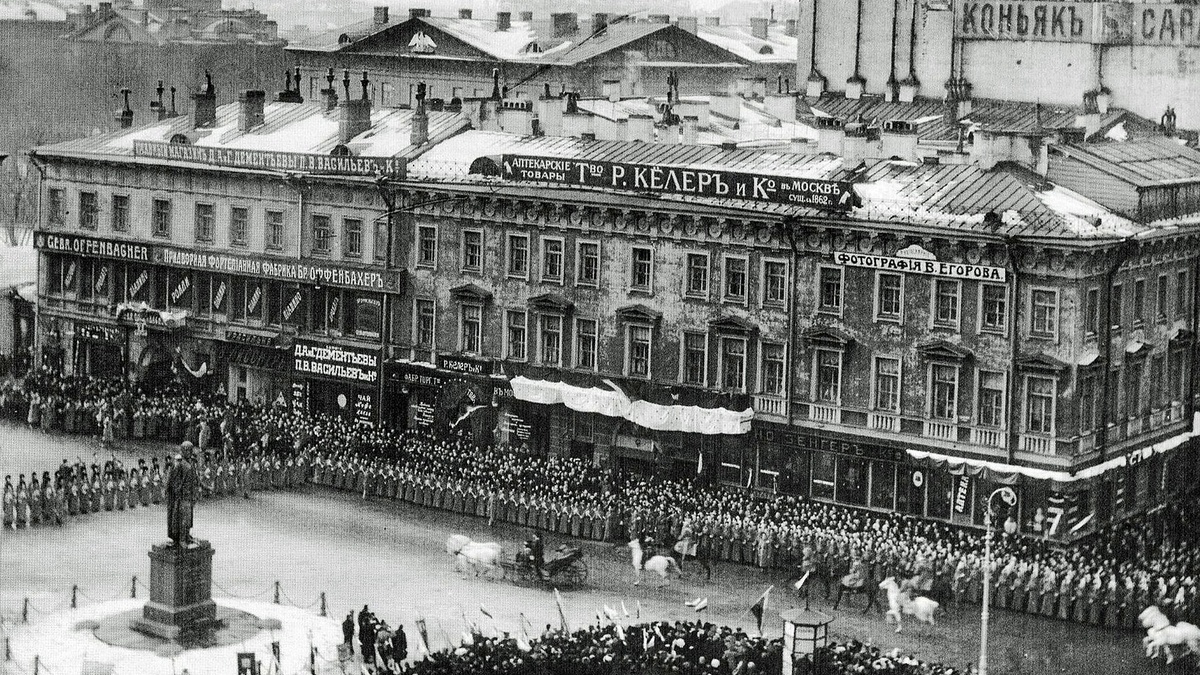 Процессия перед Казанским собором в день начала празднования 300-летия Дома Романовых