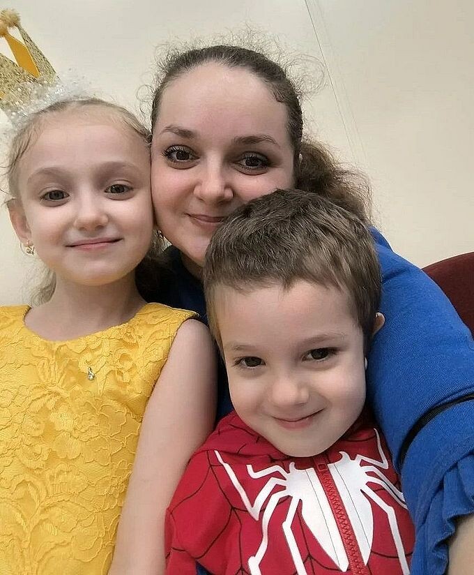 Мама с дочкой и сыном