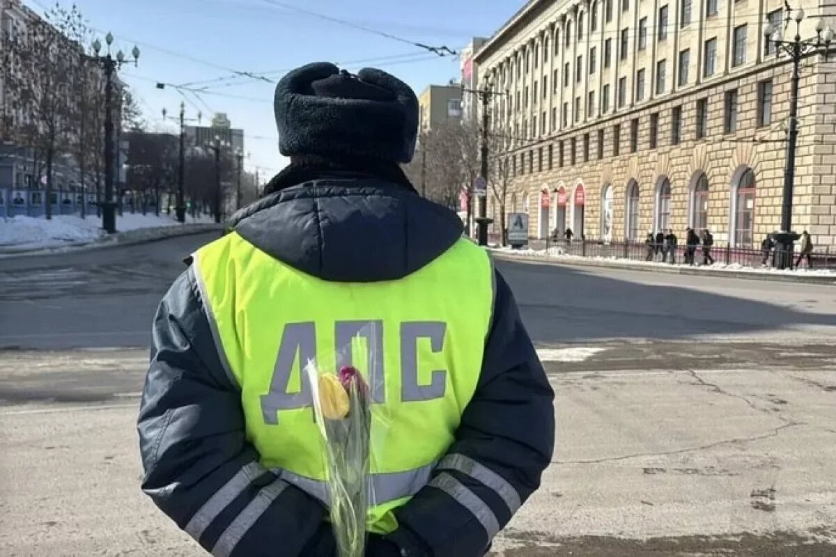    В Хабаровске сотрудники ГАИ вручили цветы женщинам-водителям перед 8 Марта