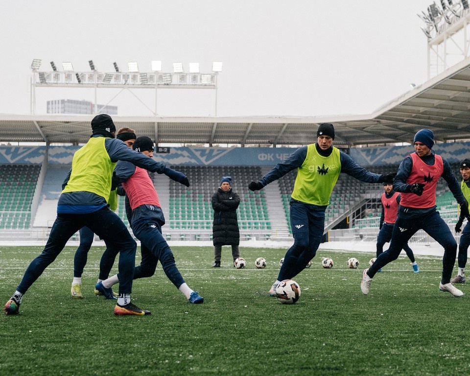    ФК «Челябинск» тренируется в снежных условиях на стадионе «Центральный». Фото ФК «Челябинск»