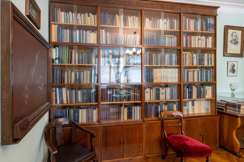    Над проектом работают ученые Новосибирского госуниверситета Михаил ФРОЛОВ