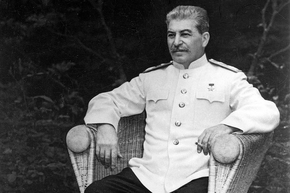    У нас отношение к Сталину и его эпохе - как русские качели: то вниз, то вверх