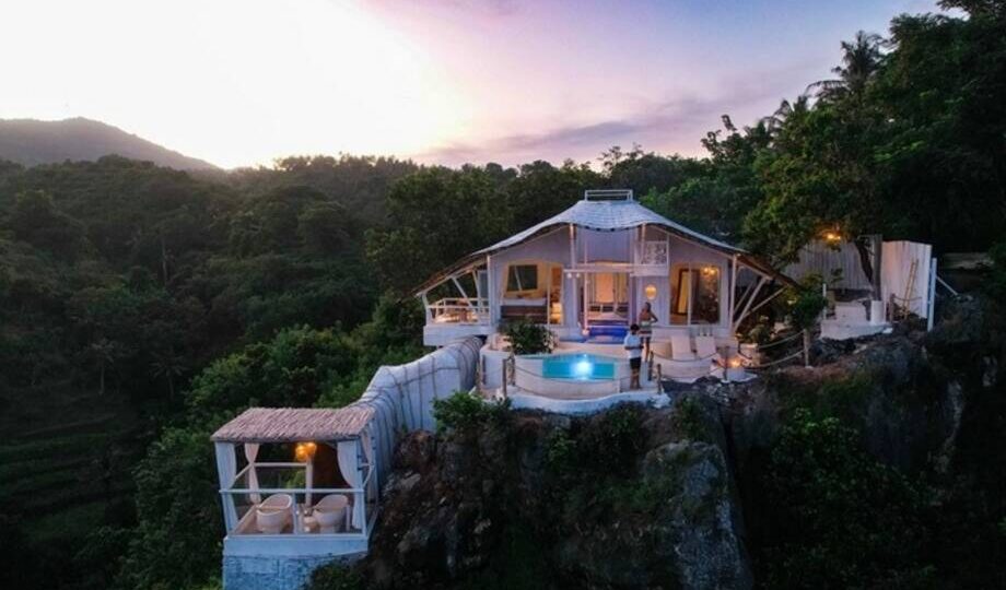 14 фото из индонезийского отеля, где можно спать над океаном и наблюдать за скатами