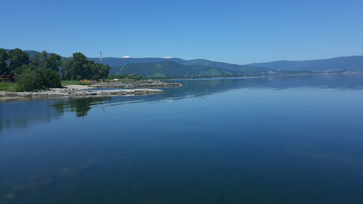 Берег Байкала в городе Слюдянка.
