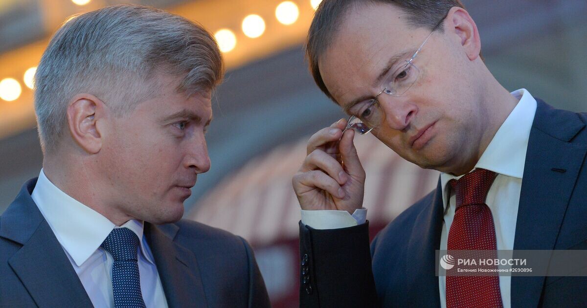 Кибовский слева. Тот, что справа - совсем другое дело))