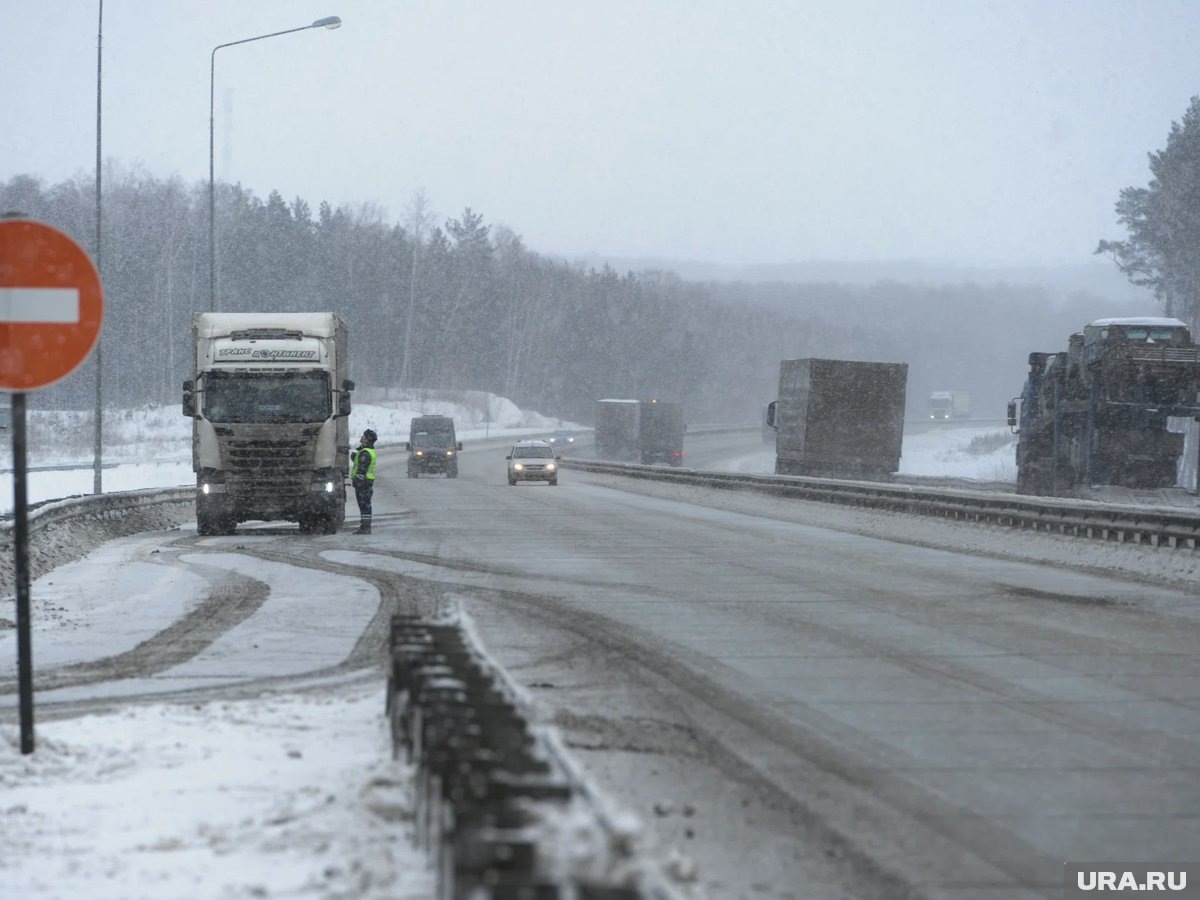     Непогода приковала к стоянкам дальнобойщиков на трассе М-5 в Челябинской области