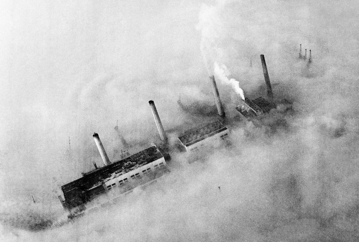 Лондон оказался поглощён туманом. (Фото: images-bonnier.imgix.net).