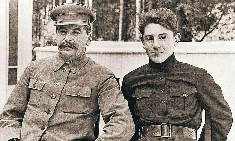 "От отца не отрекаюсь": дневниковые записи Василия Сталина о масштабе личности вождя и цене верности памяти