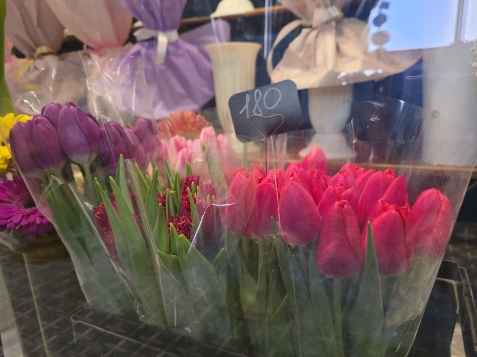    Популярны тюльпаны и ирисы Фото: минпромторг ХО