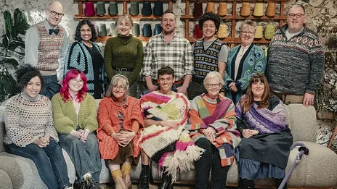 Участники, судьи и ведущий Том Дейли.