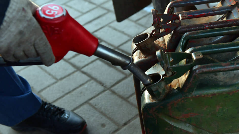 Запрет продавать нефтепродукты несовершеннолетним касается отпуска бензина и других видов топлива в любую тару.📷Фото: Александр Коряков / Коммерсантъ