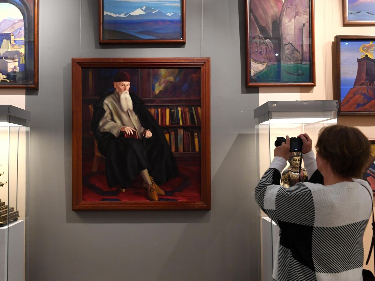    Женщина фотографирует картину Святослава Рериха "Профессор Н. К. Рерих" | © РИА Новости / Сергей Пятаков