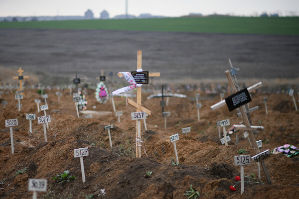 Безымянные захоронения на кладбище в Мариуполе / Алексей Майшев/РИА Новости   📷