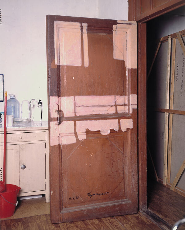 Виталий Пушницкий. Серия "Солнечный свет". Синешайн у двери, 1998. Масло на дереве,
190×90 см.