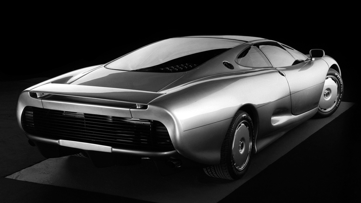 В отличие от угловатых итальянских суперкаров того времени, Ягуар выглядел как гладкий морской хищник