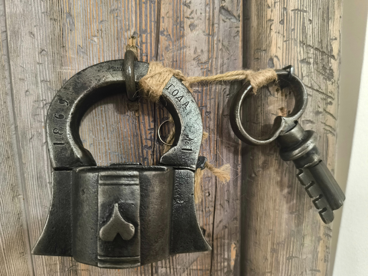 Навесной замок с ключом. 1869 год.