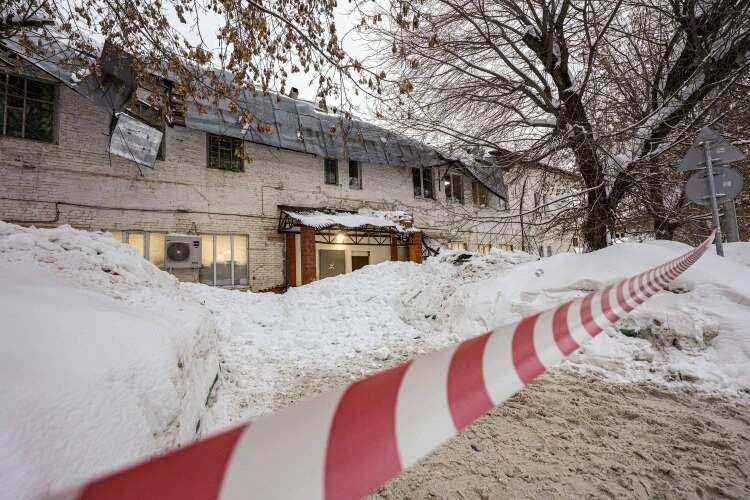 Под весом снега не выдерживали крышиФото: «БИЗНЕС Online»