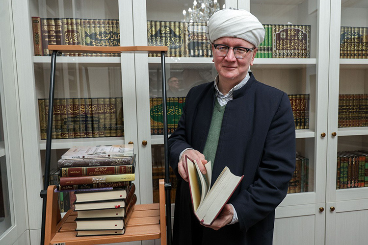    Руководитель центра исследований Корана и сунны РТ, имам-хатыб казанской «Белой мечети» Фарид Салман: «Намаз, выполненный истинно и по всем установленным правилам и нюансам, представляет собой душевное и духовное вознесение правоверного к Трону Всевышнего».   
Фото: Андрей Титов