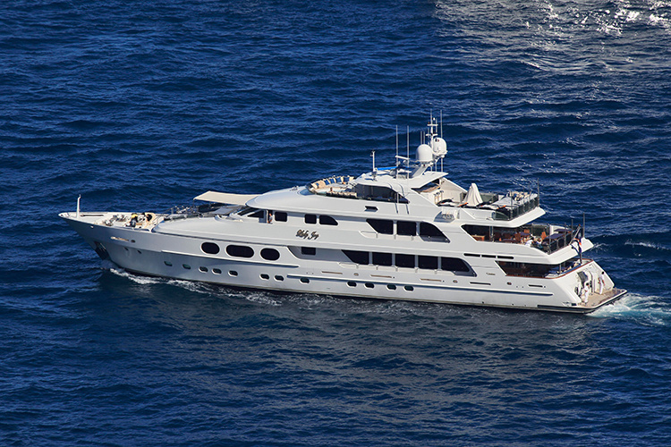    Лидер партии «Справедливая Россия» Сергей Миронов внес на рассмотрение Госдумы законопроект о налоге на роскошь.   
Фото: © TheYachtPhoto / imageBROKER.com / www.globallookpress.com