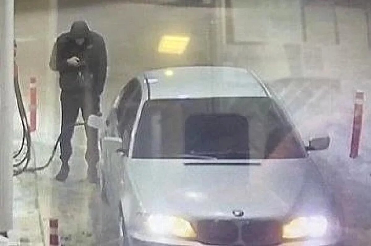    Свердловская полиция задержала двух похитителей бензина с заправок