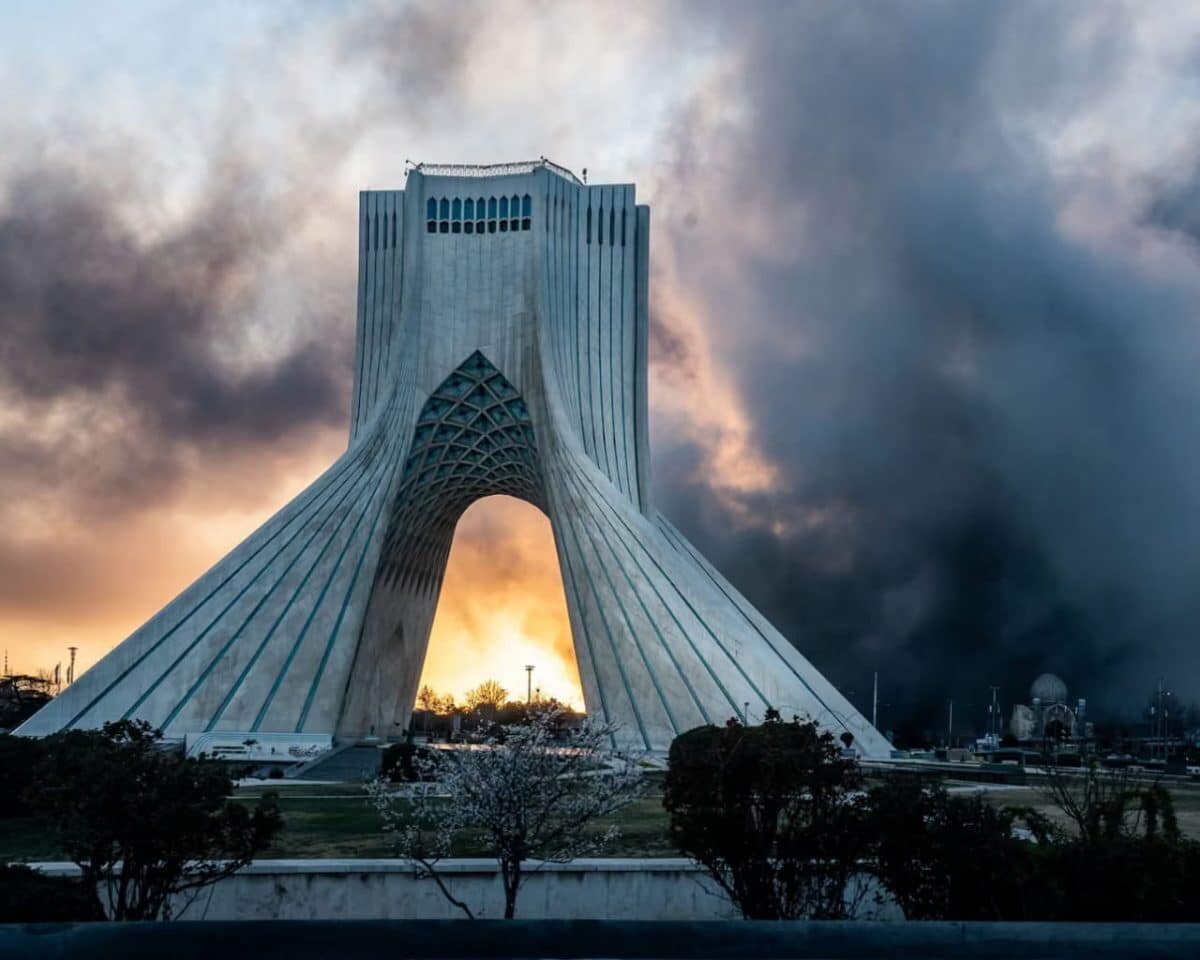    Башня Свободы в Тегеране, памятник, возведенный к 2500-летию образования иранского государства, на фоне бомбардировок столицы / © The Guardian