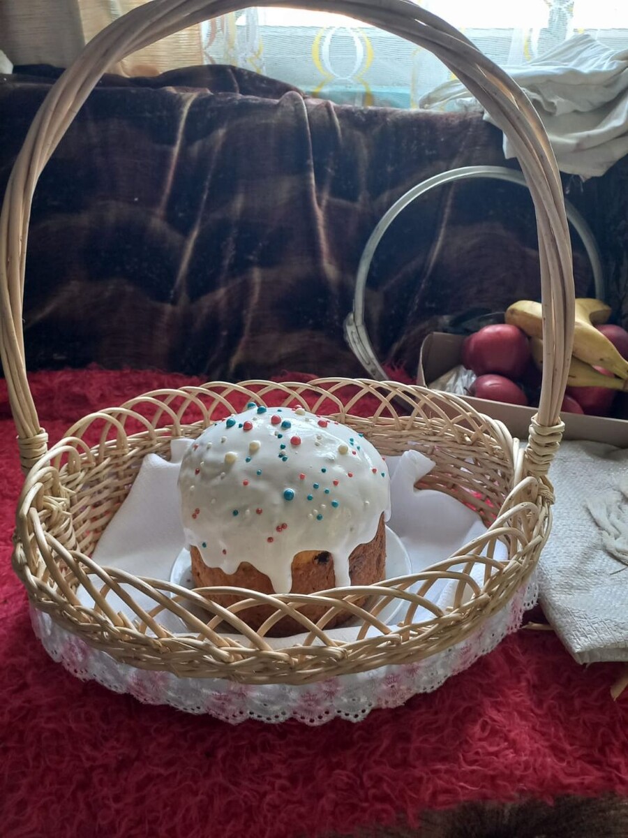 Рекламируется красивая пасхальная корзиночка, плетёная из лозы,с которой очень  удобно ходить в церковь на Пасху.