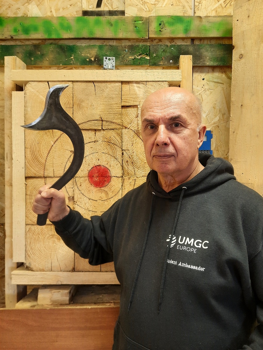 Среди участников соревнований по метанию ножей немало пенсионеров силовых структур.